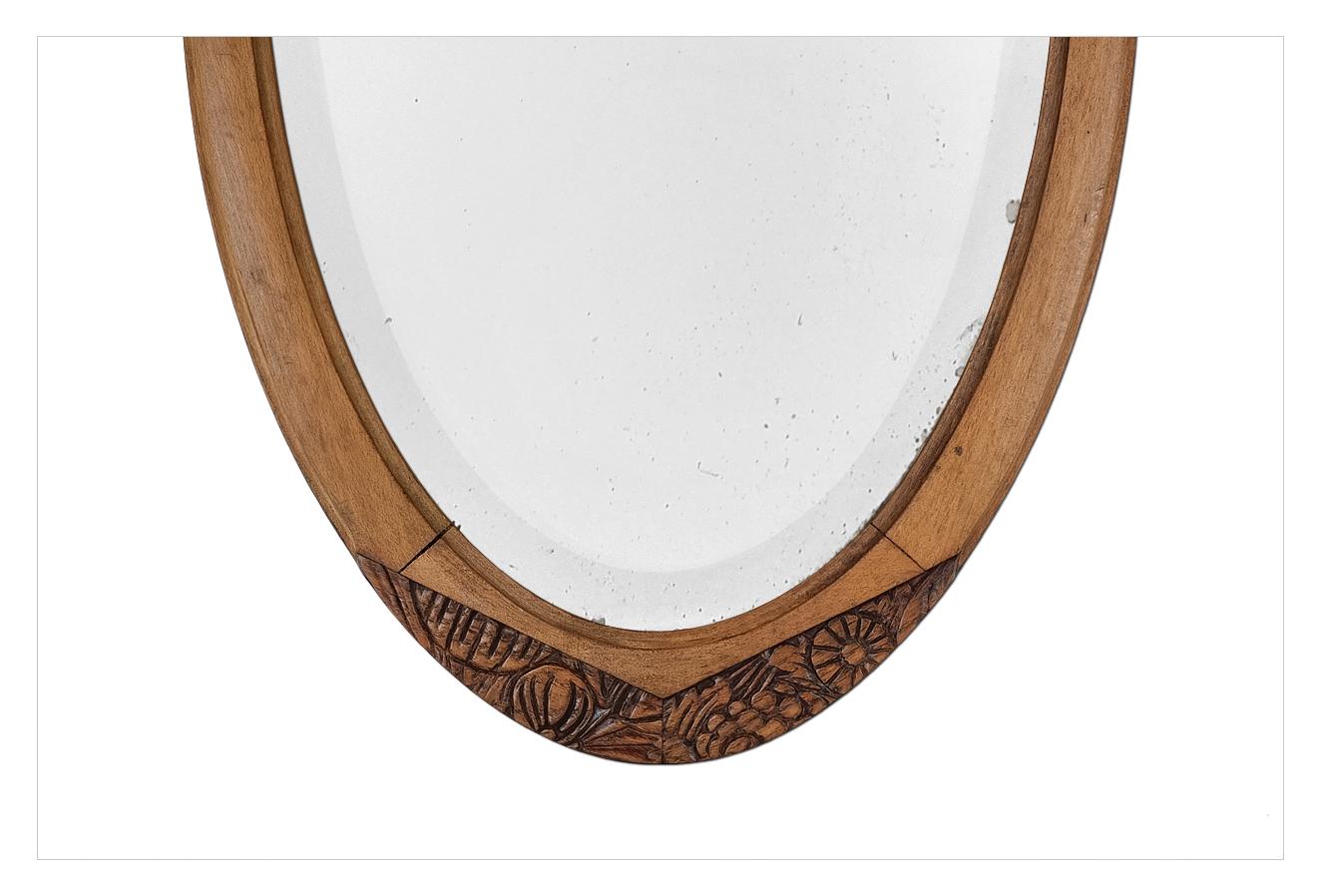 Antiguo Espejo Francés Ovalado de Madera Natural Tallada con Decoración Floral, circa 1940 en Bueno estado para la venta en Paris, FR