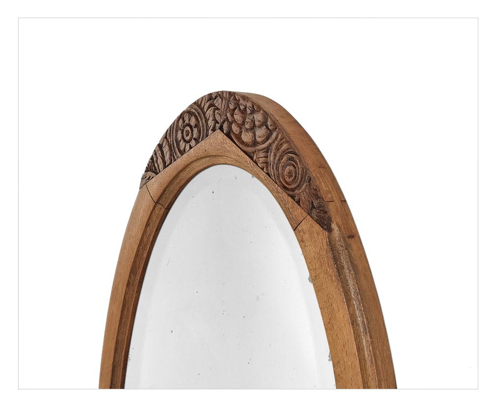 Antiguo Espejo Francés Ovalado de Madera Natural Tallada con Decoración Floral, circa 1940 en venta 4