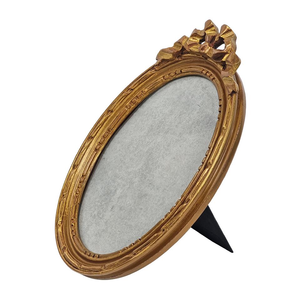 Antiguo marco de fotos francés de madera dorada, circa 1900. Antiguo marco oval dorado con lazo y perlas estilo Luis XVI. Antiguo Ancho del marco: 3 cm / 1,18 pulg. Cristal antiguo (2 mm). Adecuado para fotos de tamaño 18 x 24 cm (7,08 x 9,44