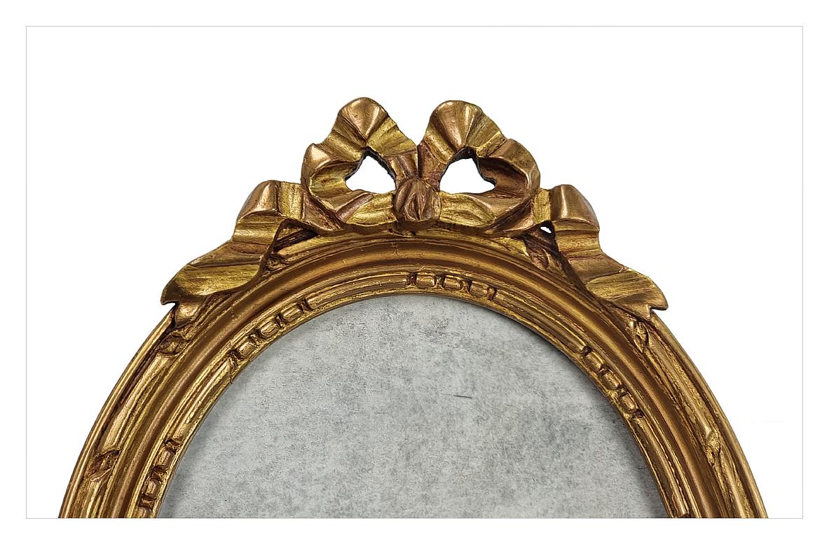 Marco de fotos ovalado francés antiguo de madera tallada dorada con lazo, circa 1900 Francés en venta