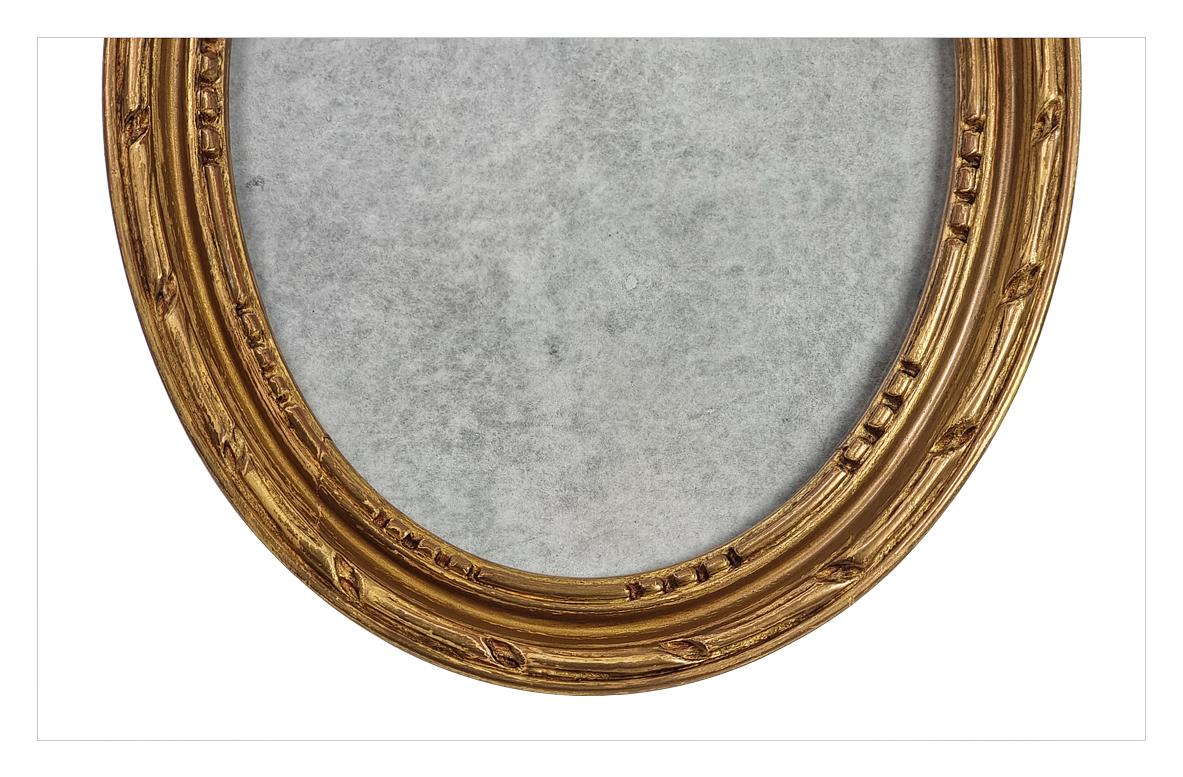 Marco de fotos ovalado francés antiguo de madera tallada dorada con lazo, circa 1900 Dorado en venta