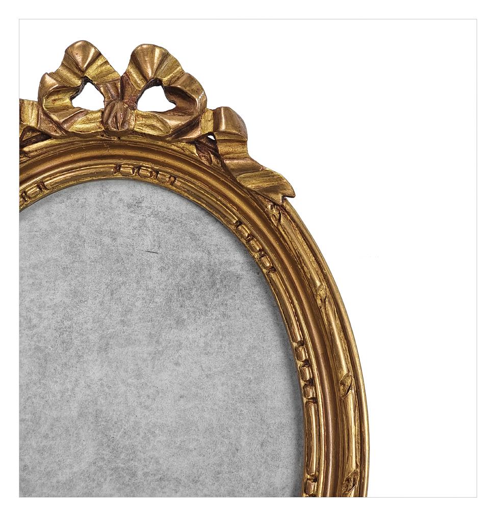 Marco de fotos ovalado francés antiguo de madera tallada dorada con lazo, circa 1900 en Bueno estado para la venta en Paris, FR