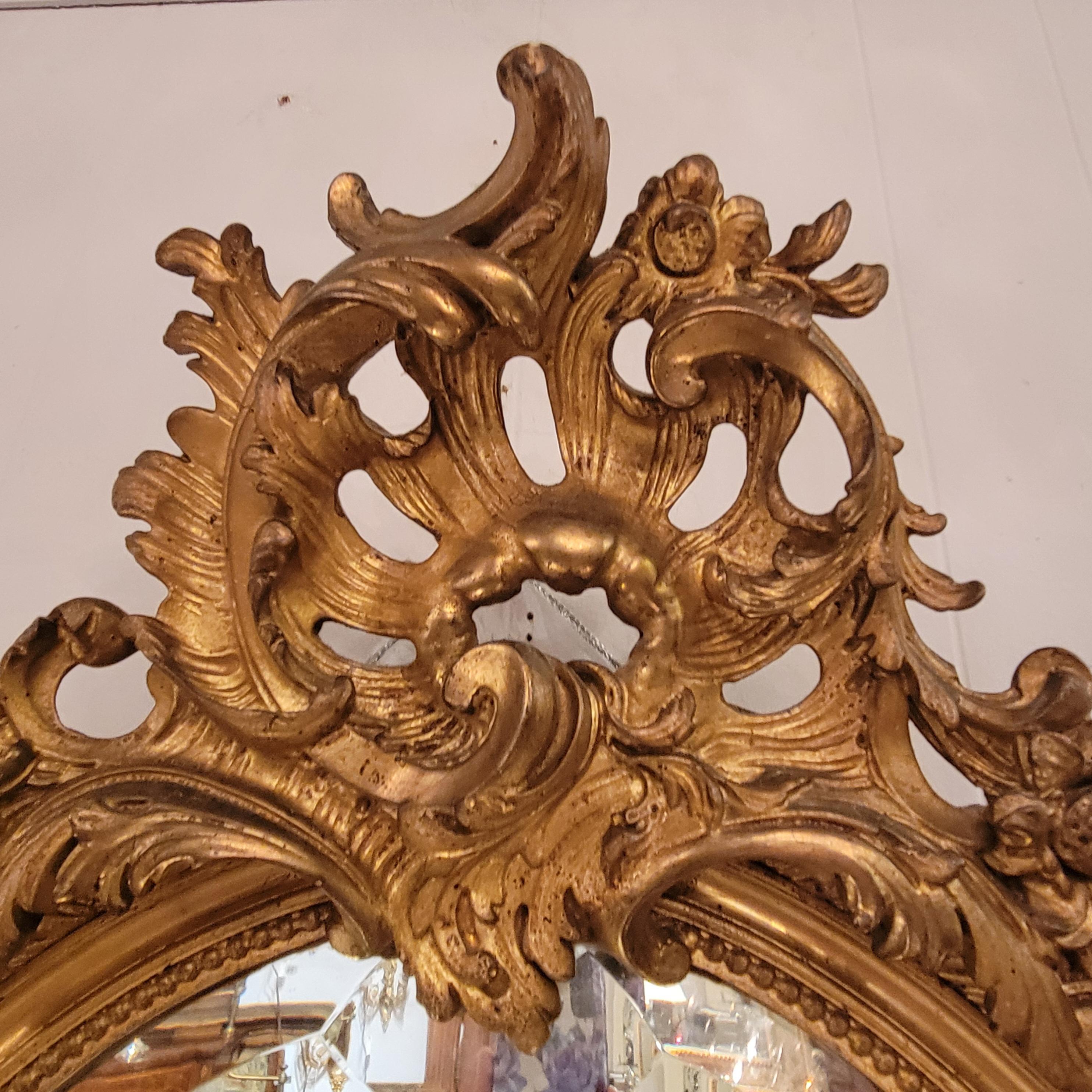 Français Ancien miroir français de forme ovale encadré de feuilles d'or avec perlage, vers 1895. en vente
