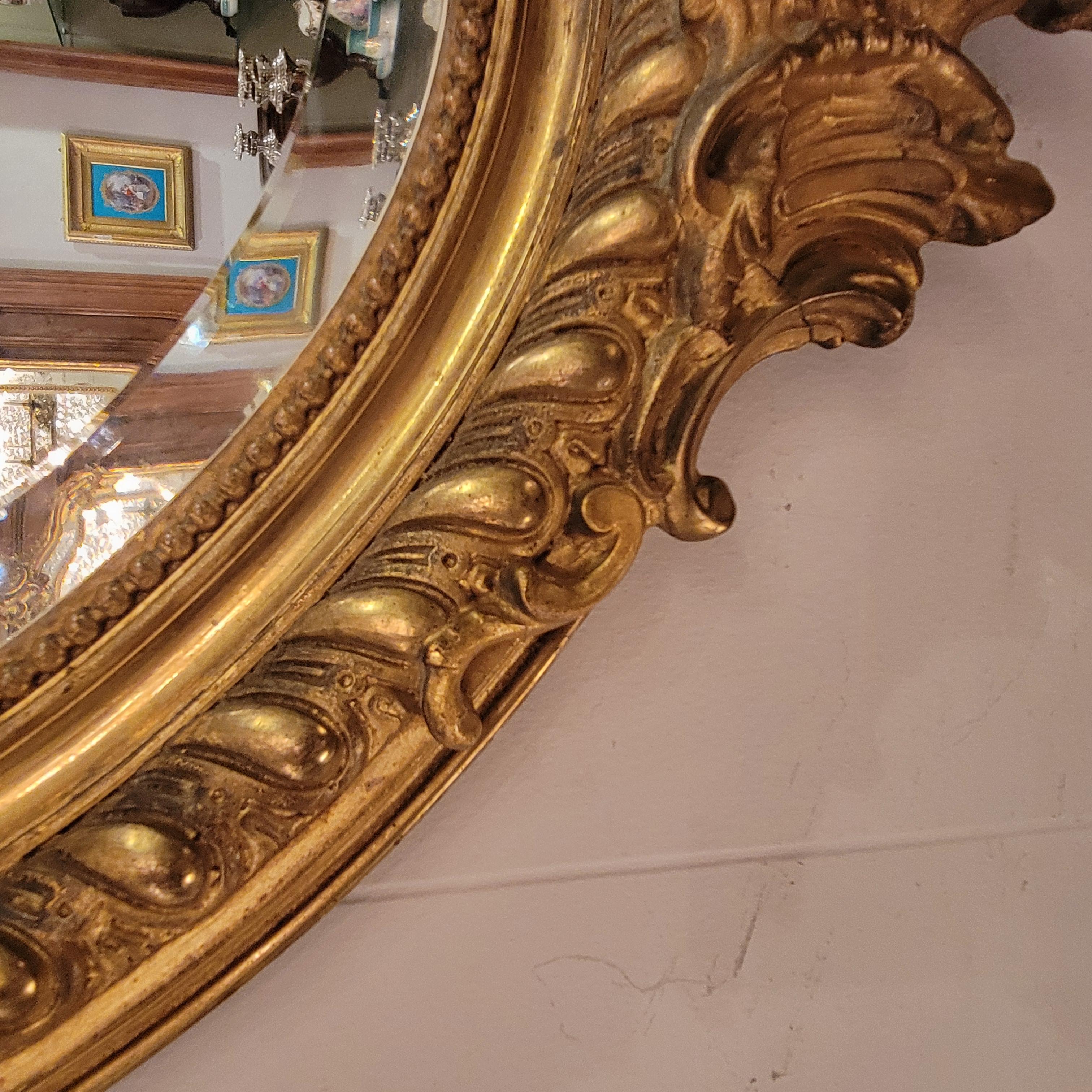 Ancien miroir français de forme ovale encadré de feuilles d'or avec perlage, vers 1895. Bon état - En vente à New Orleans, LA