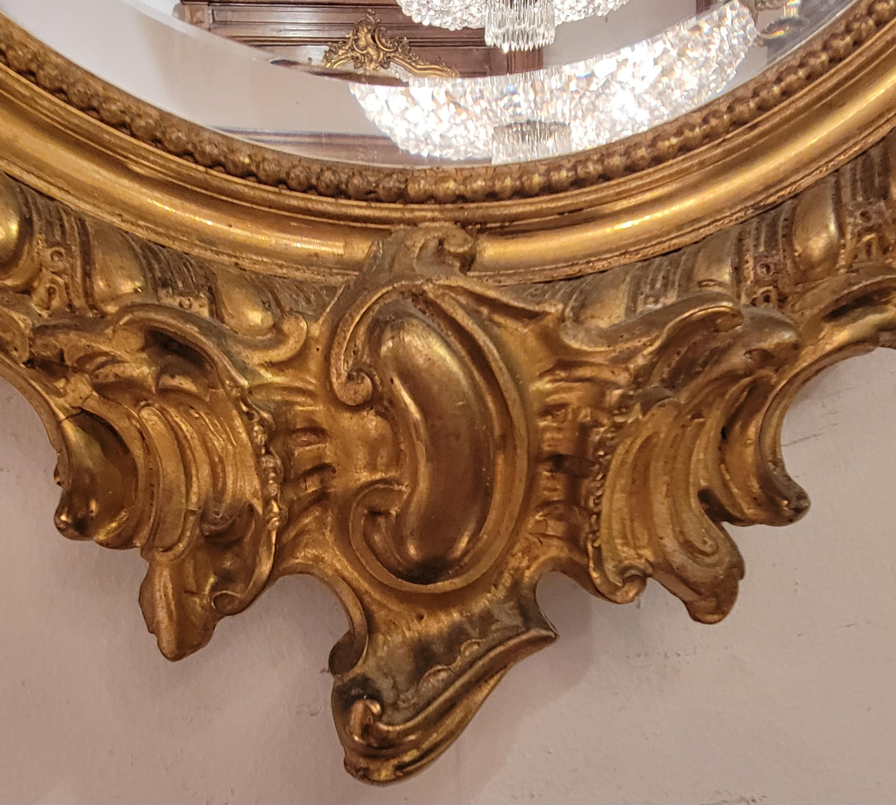 Feuille d'or Ancien miroir français de forme ovale encadré de feuilles d'or avec perlage, vers 1895. en vente