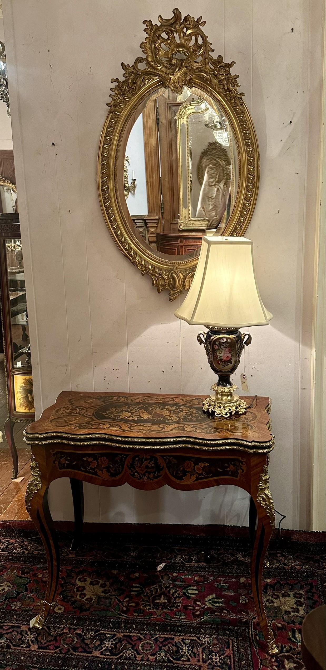 Ancien miroir français de forme ovale encadré de feuilles d'or avec perlage, vers 1895. en vente 1