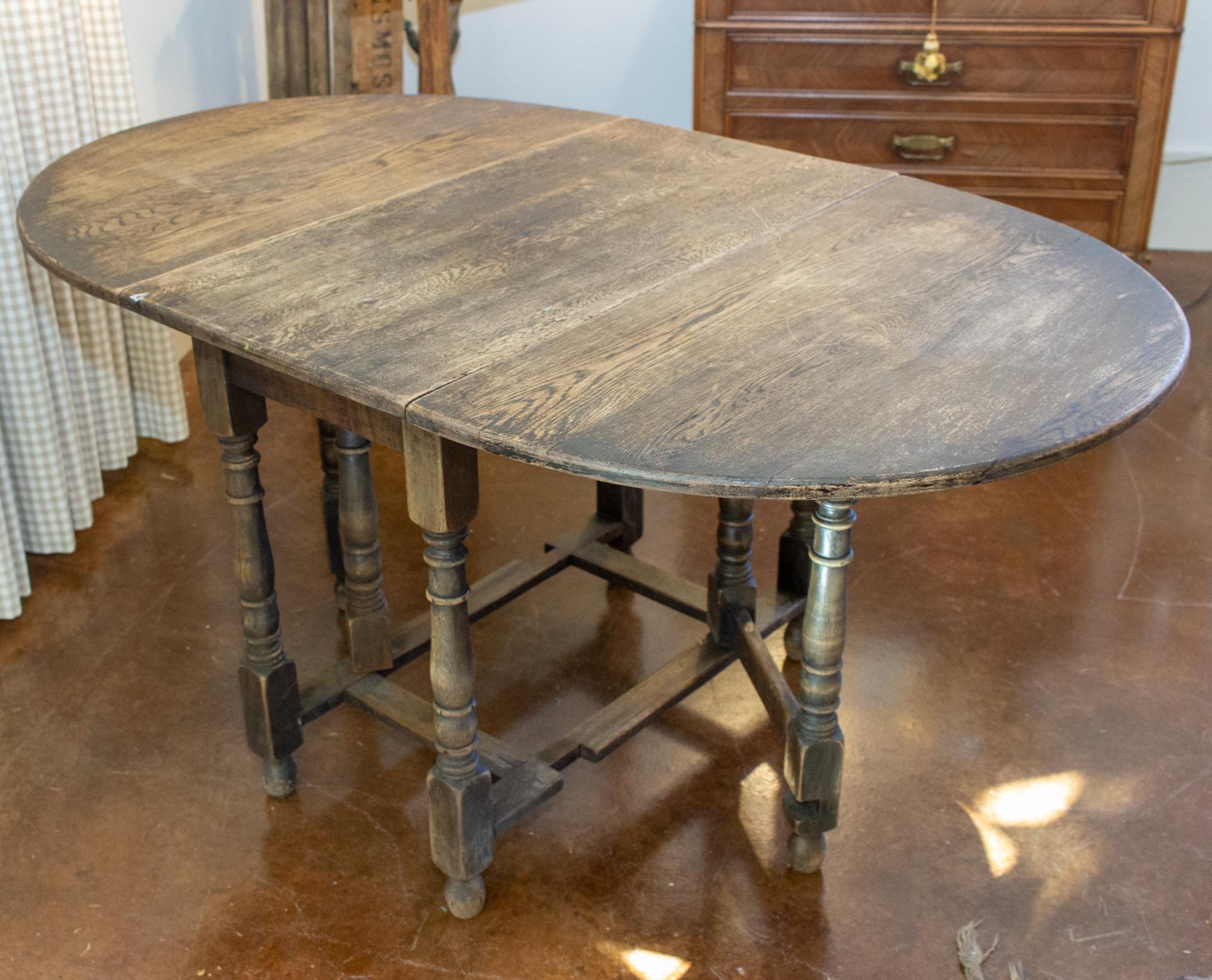 Quercia Antique French Gate Leg Table e Console con dettagli di gambe tornite