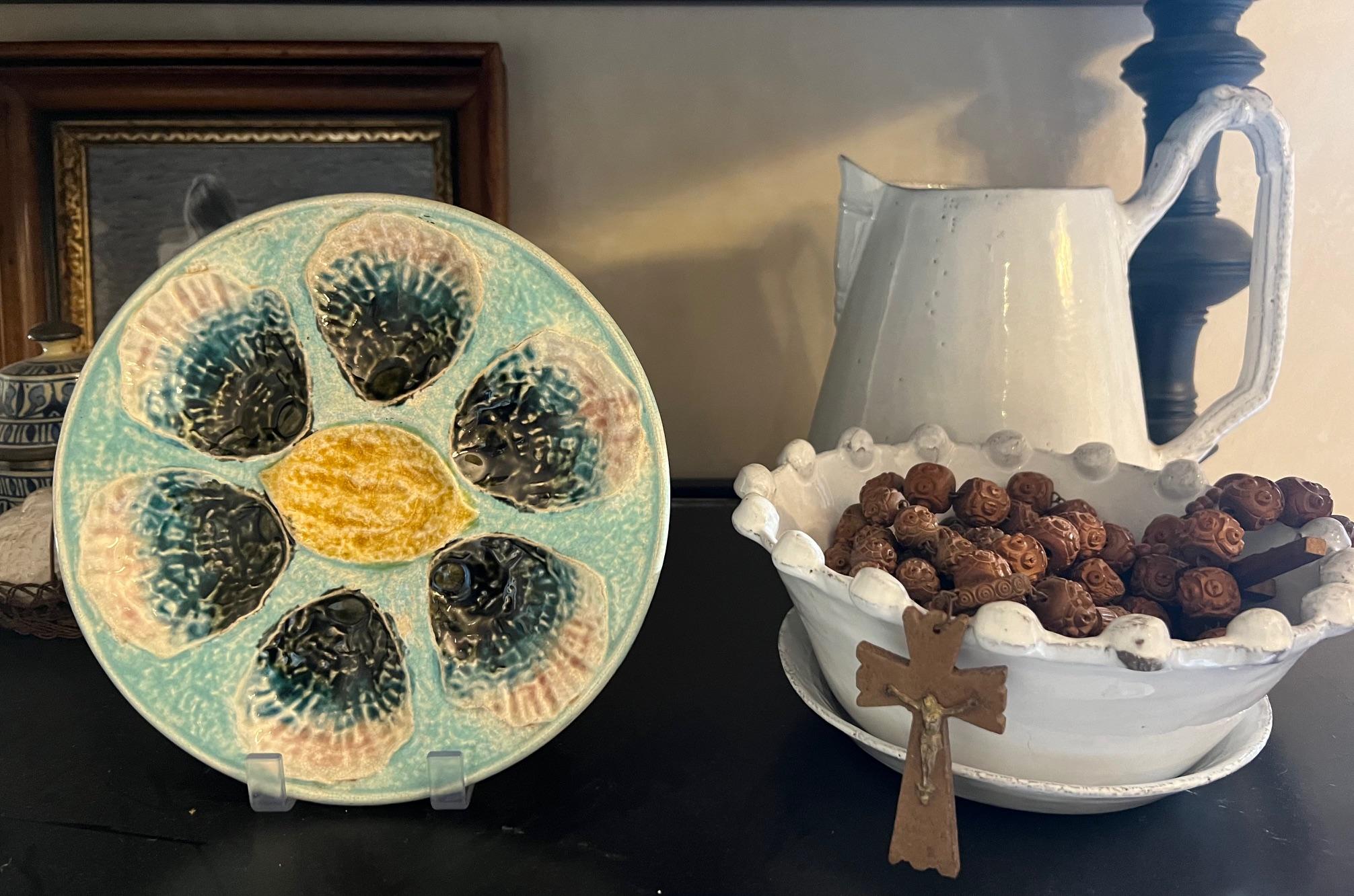 Ancienne assiette à huîtres à six puits en majolique française fabriquée par Salins dans les années 1880. Les formes de coquillages sont sur un fond bleu layette avec un centre jaune bien pour les citrons, en forme de citron.