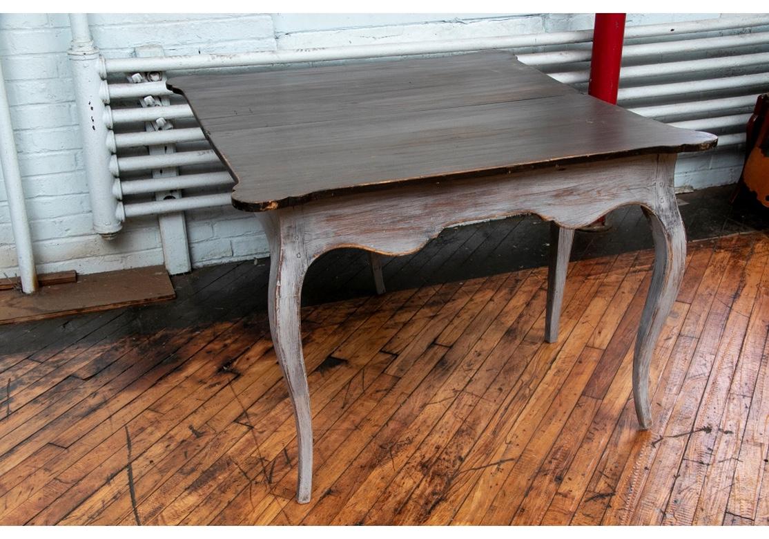 Ancienne table console à rallonge décorée de peinture française Bon état - En vente à Bridgeport, CT