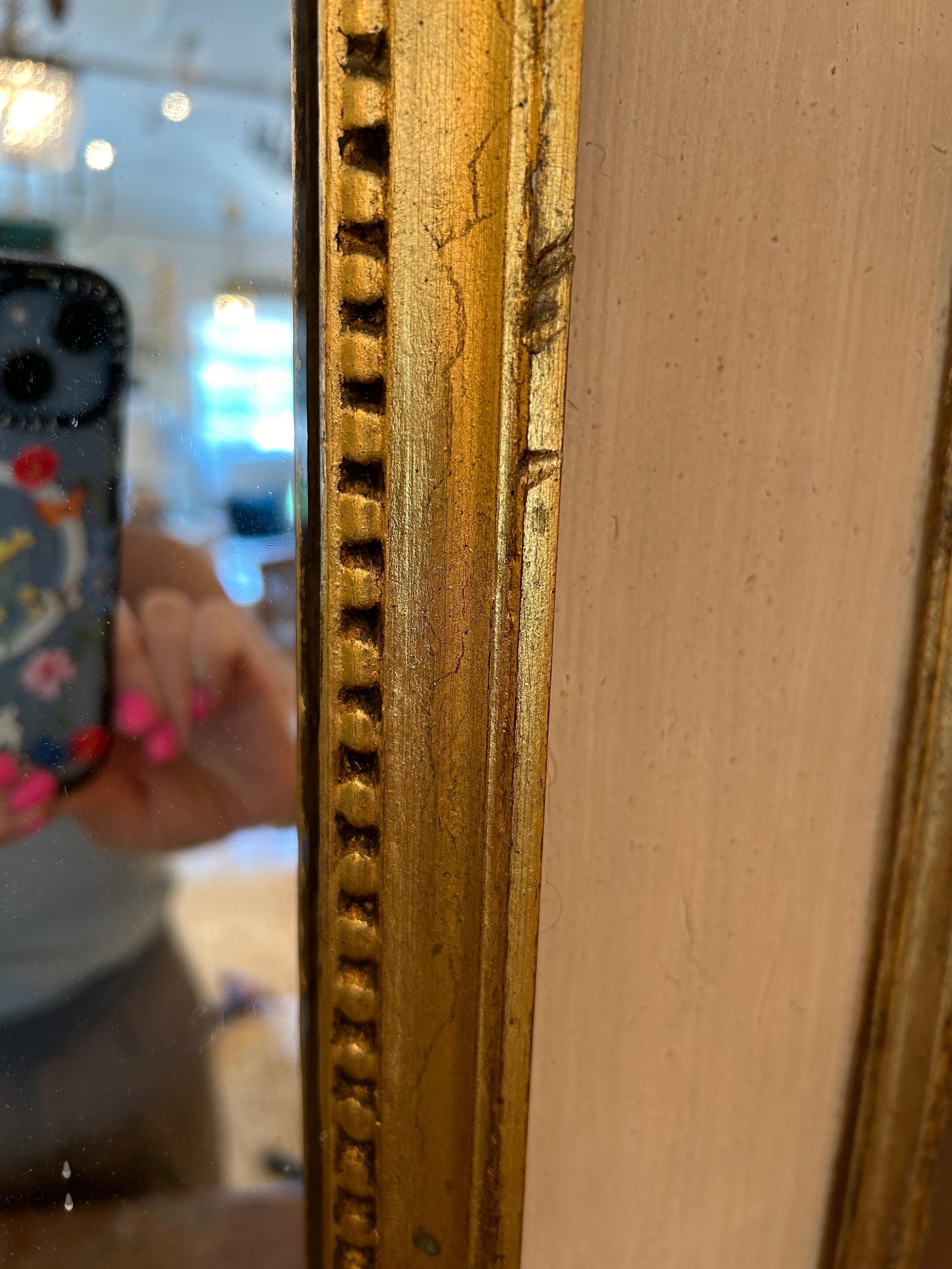 Ravissant miroir Trumeau Louis XV peint en crème avec des dorures.