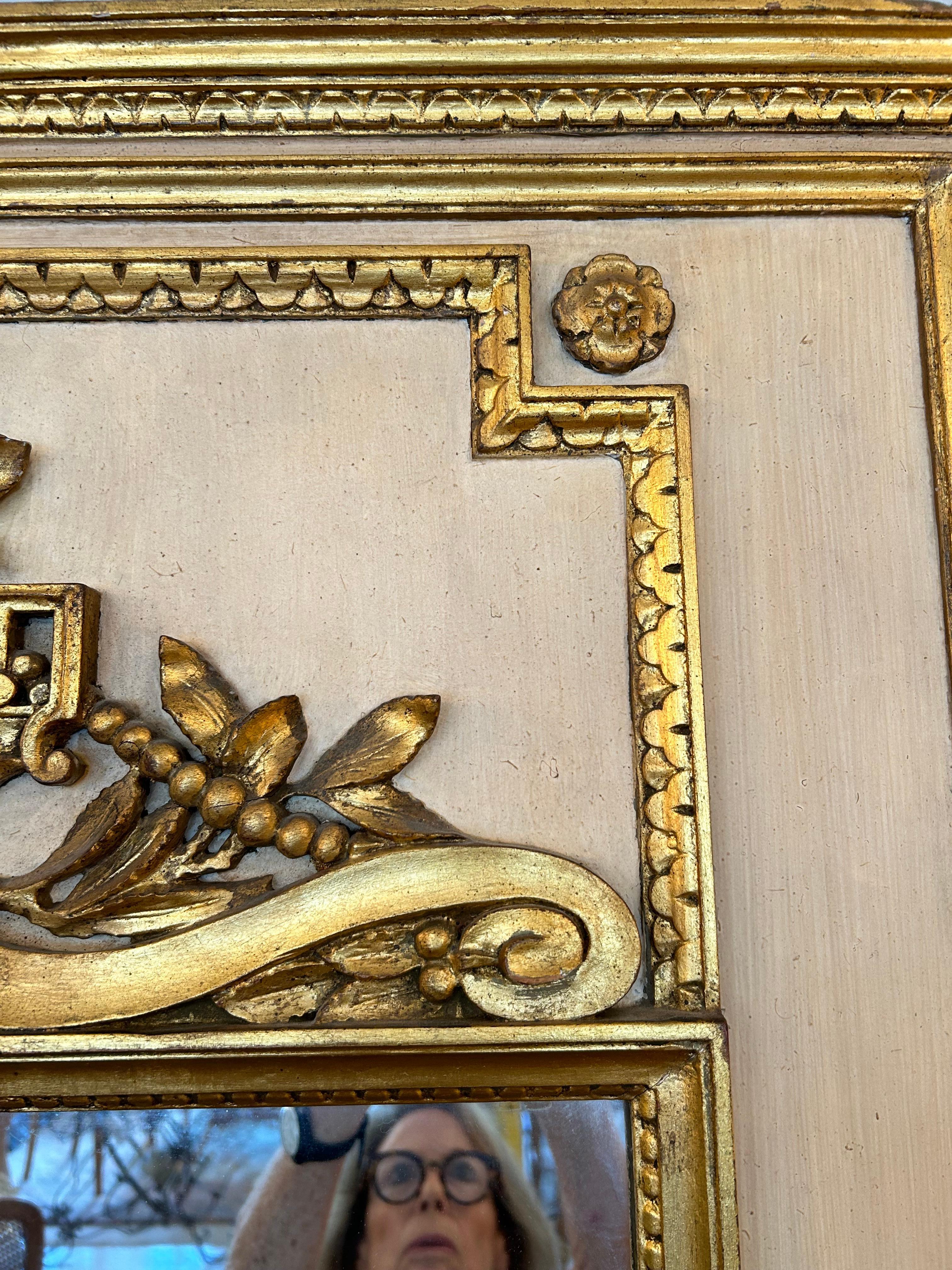 Antique miroir Trumeau Louis XV peint et doré Bon état - En vente à Hopewell, NJ