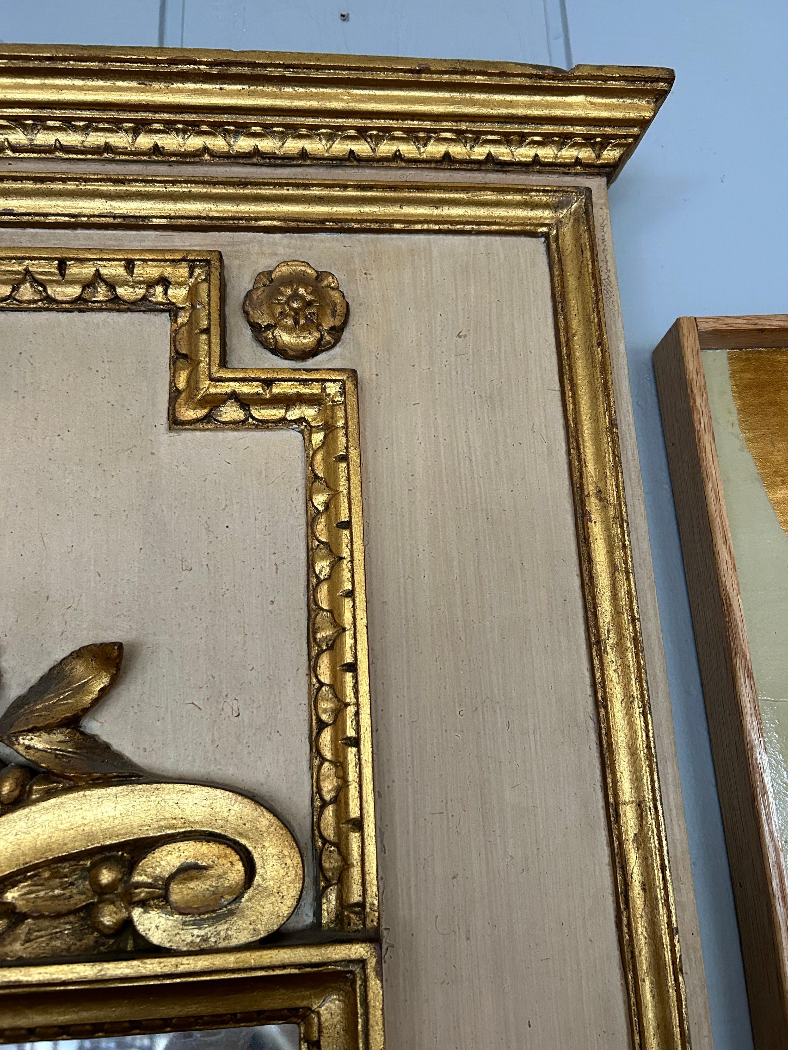 Miroir Antique miroir Trumeau Louis XV peint et doré en vente