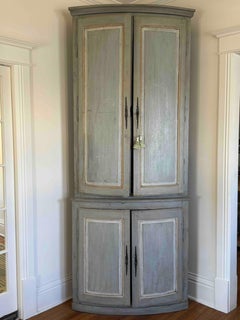 Antique French Painted Corner Cabinet, ausgekleidet mit französischem Toile-Stoff