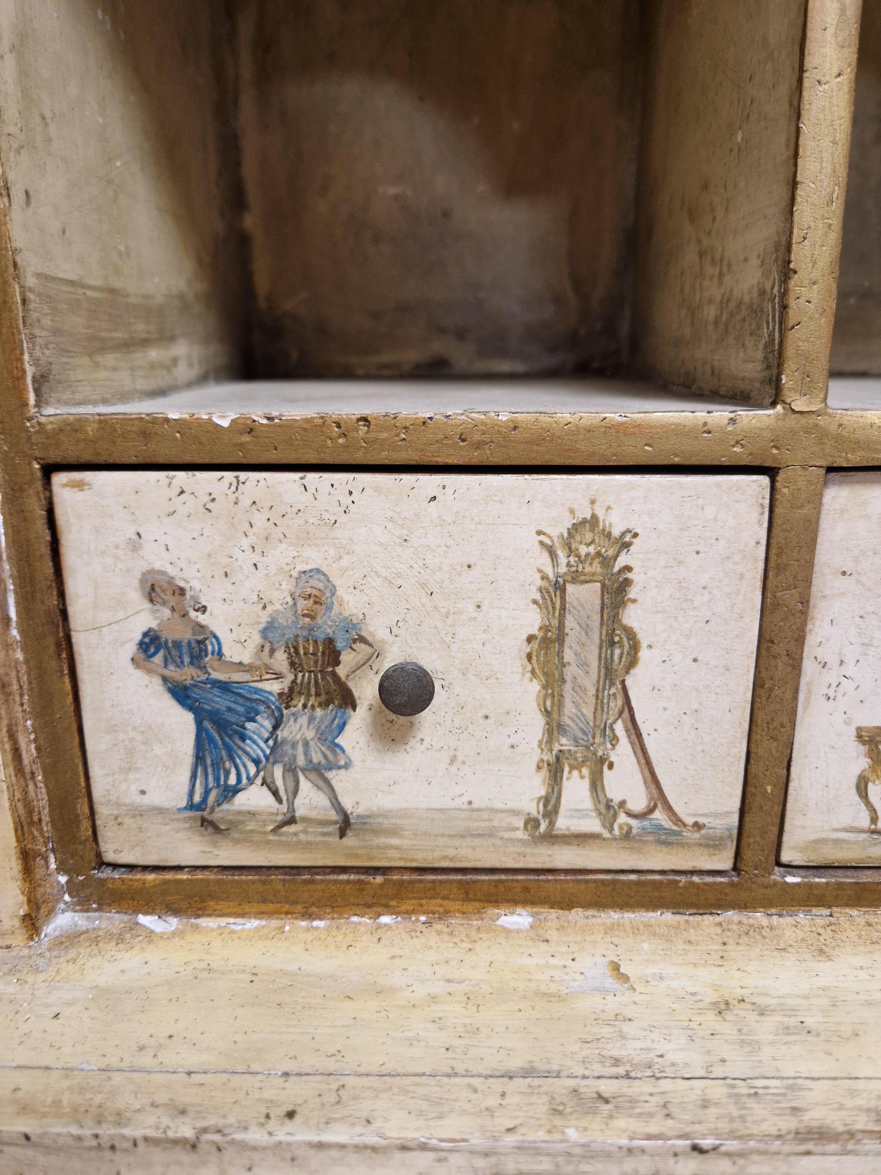Sumérgete en el encanto del estilo del siglo XVIII con este exquisito Armario Secretaire Pintado Antiguo, fabricado en 1900. Es una pieza que rezuma la elegancia del estilo rococó. Originaria de Francia, esta alacena tiene unos impresionantes 240 cm