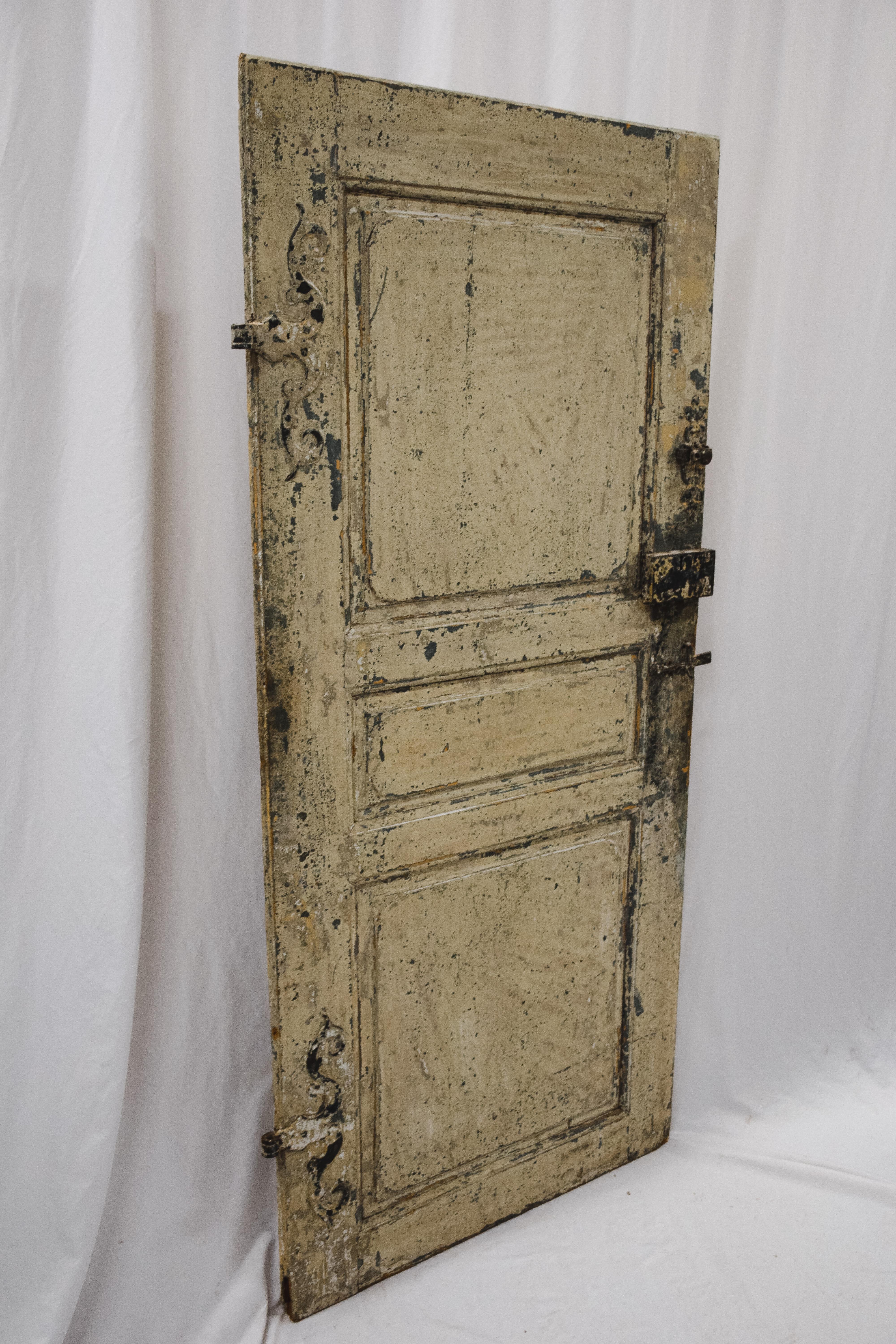 Schöne antike französische bemalte Tür aus den 1800er Jahren, die aus Frankreich stammt. Es ist mit detaillierten Eisenbeschlägen verziert und ist voll funktionsfähig mit einigen allgemeinen Verschleiß an Holz und Farbe. Diese Tür eignet sich