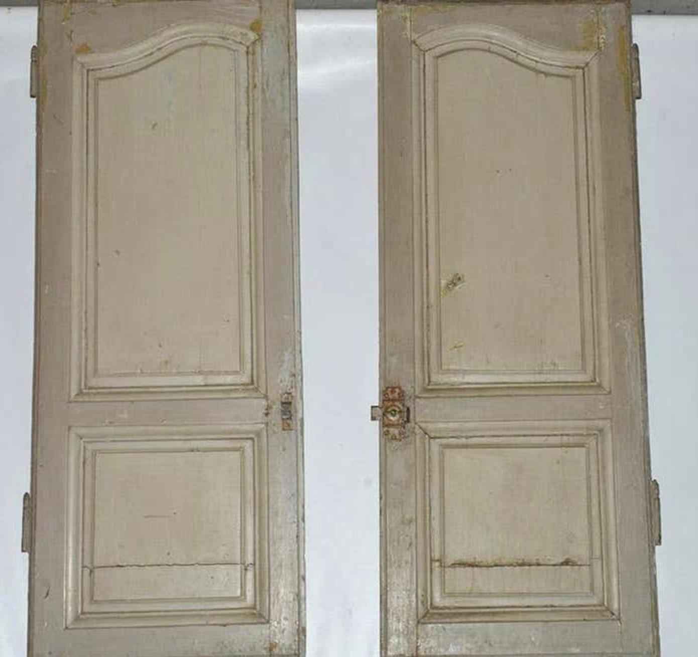 Este llamativo par de puertas llevan su edad con gracia, y aportarían carácter al crear un armario de almacenamiento, una despensa en una cocina o un armario independiente. También funcionan extraordinariamente bien como piezas de acento, tomando
