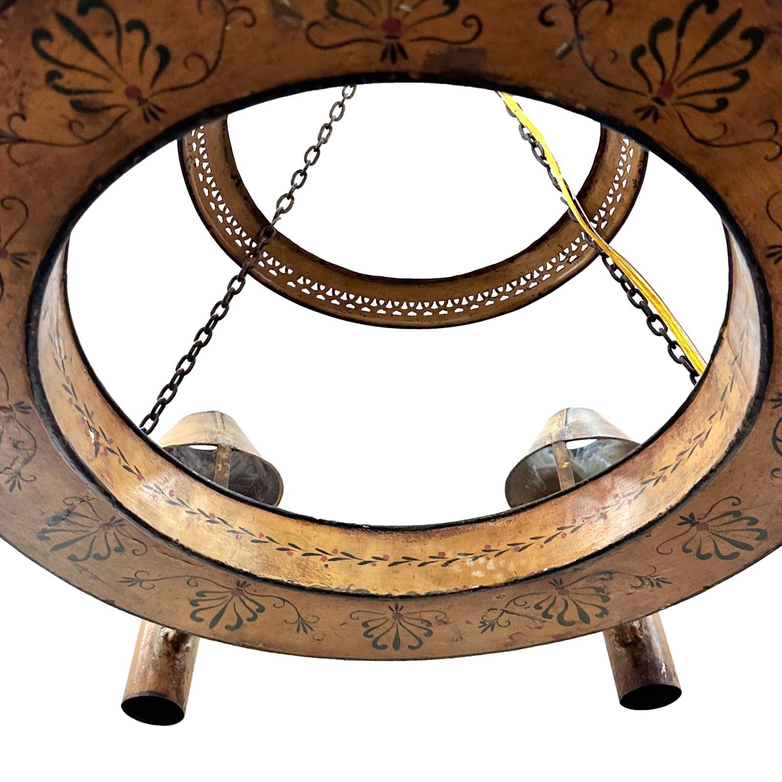 Lustre en forme de tole peinte, datant de 1900, avec 9 lampes candélabres.

Mesures :
Hauteur : 25