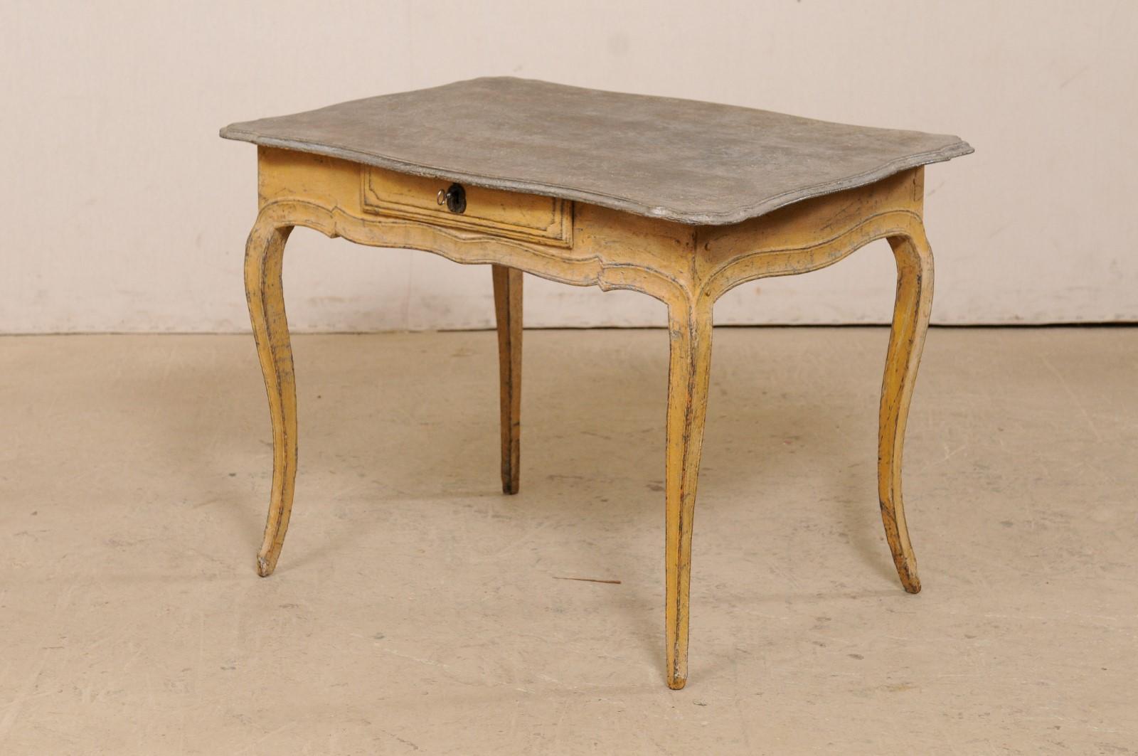 Ancienne table de bonheur-du-jour ou d'appoint en bois peint français avec un seul tiroir en vente 1