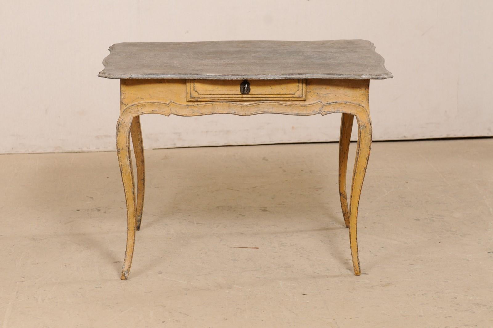 Ancienne table de bonheur-du-jour ou d'appoint en bois peint français avec un seul tiroir en vente 2