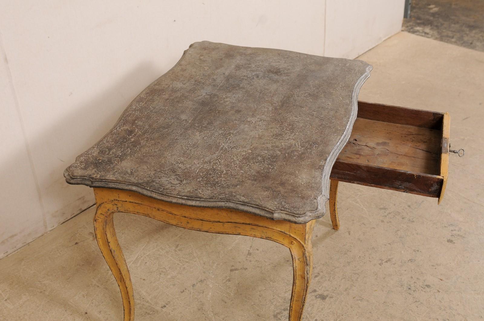 Français Ancienne table de bonheur-du-jour ou d'appoint en bois peint français avec un seul tiroir en vente