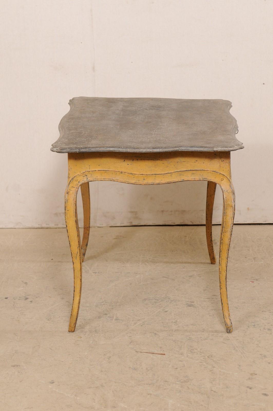Ancienne table de bonheur-du-jour ou d'appoint en bois peint français avec un seul tiroir Bon état - En vente à Atlanta, GA