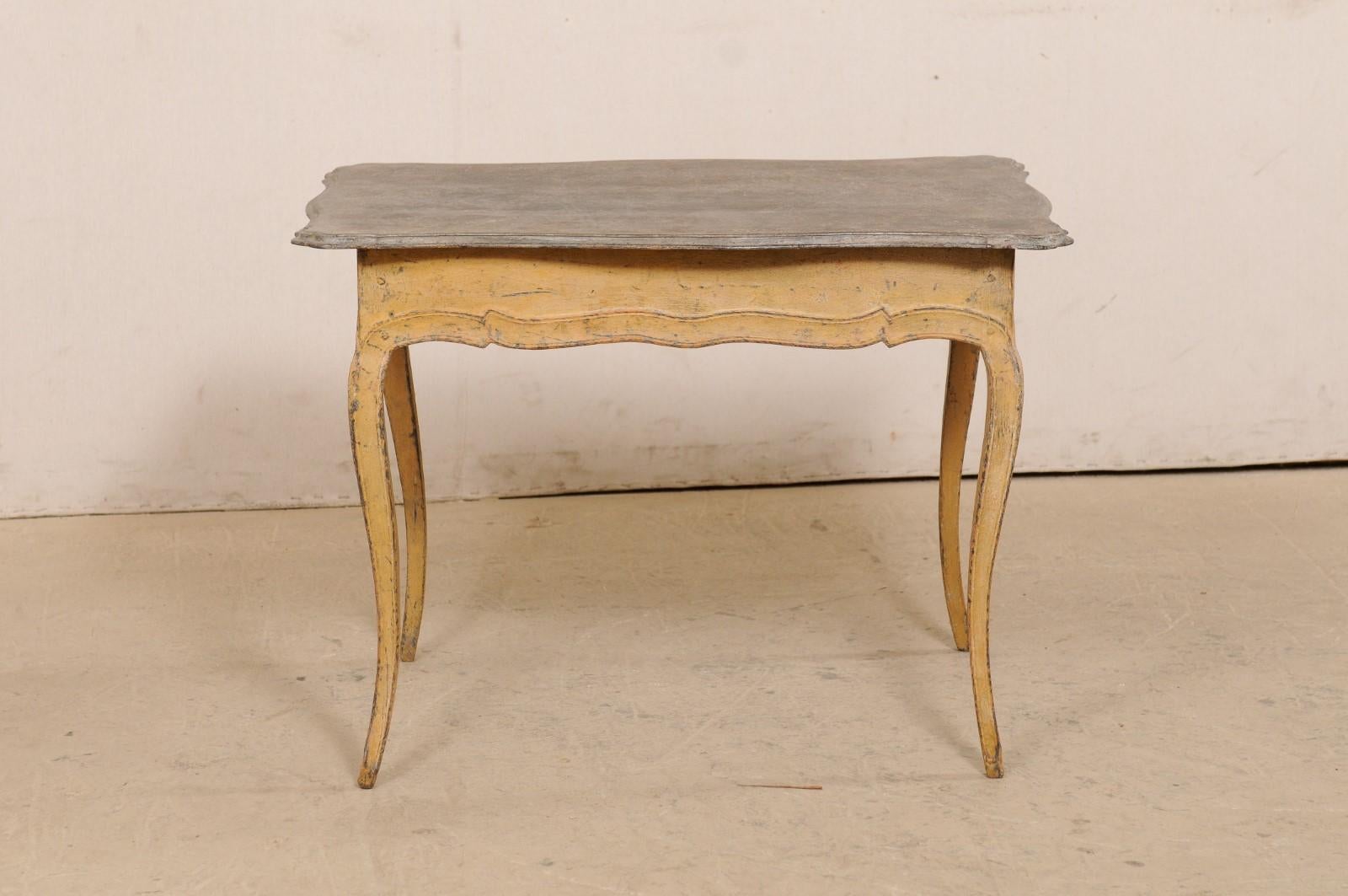 XVIIIe siècle Ancienne table de bonheur-du-jour ou d'appoint en bois peint français avec un seul tiroir en vente