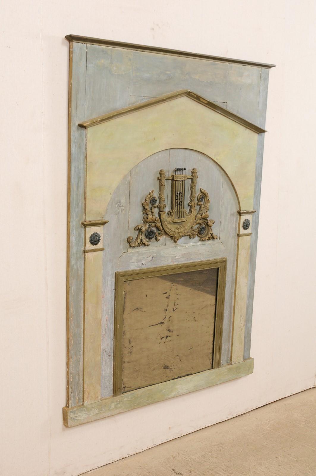 Miroir français ancien en bois peint avec ornements architecturaux et à motif de lyre en vente 2