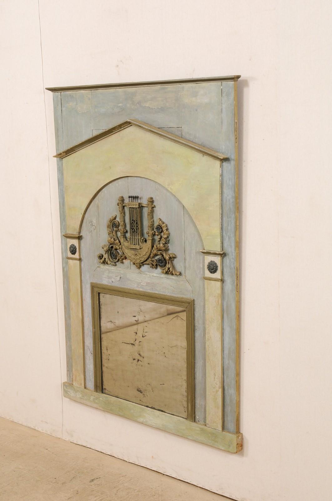 Miroir français ancien en bois peint avec ornements architecturaux et à motif de lyre en vente 3