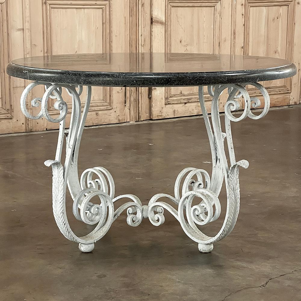Fer forgé Table basse ronde ancienne en fer forgé peint avec marbre noir en vente