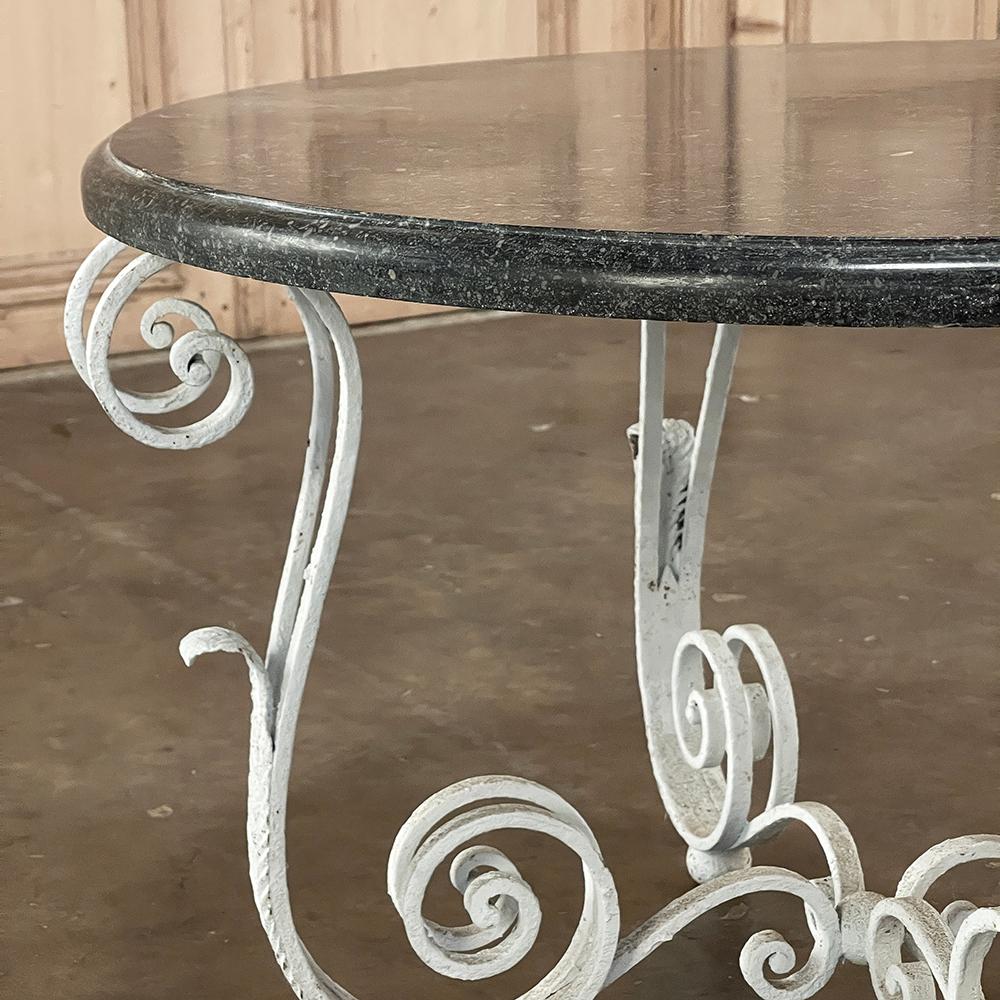 Table basse ronde ancienne en fer forgé peint avec marbre noir en vente 1