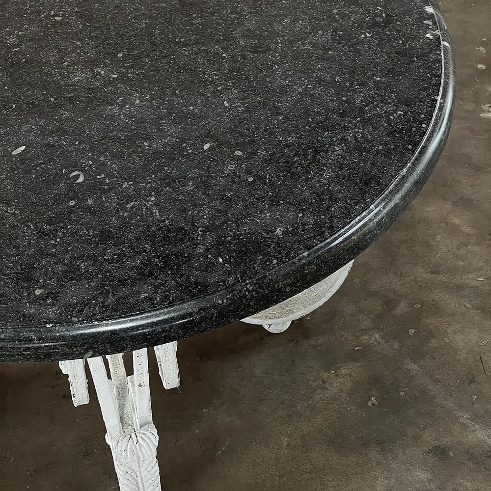 Table basse ronde ancienne en fer forgé peint avec marbre noir en vente 7