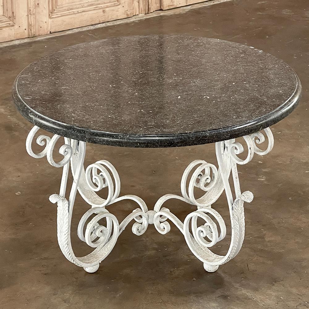 Français Table basse ronde ancienne en fer forgé peint avec marbre noir en vente