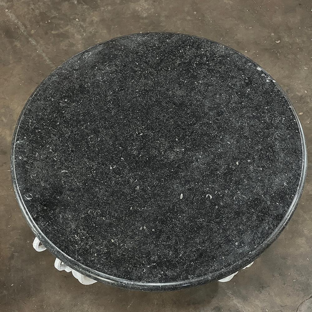 Fait main Table basse ronde ancienne en fer forgé peint avec marbre noir en vente