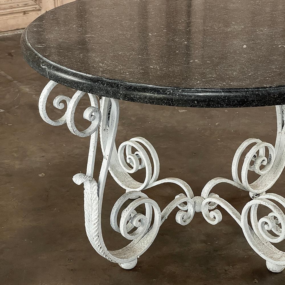 Table basse ronde ancienne en fer forgé peint avec marbre noir Bon état - En vente à Dallas, TX