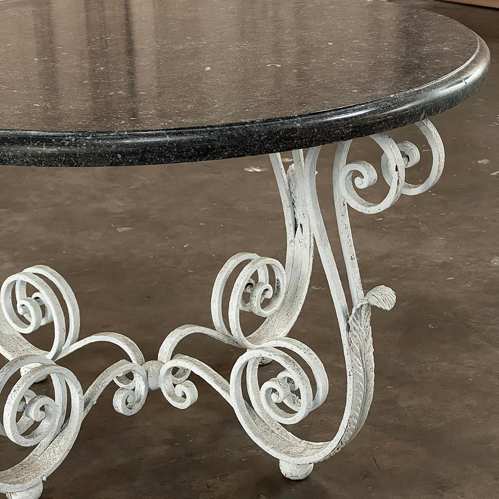 20ième siècle Table basse ronde ancienne en fer forgé peint avec marbre noir en vente