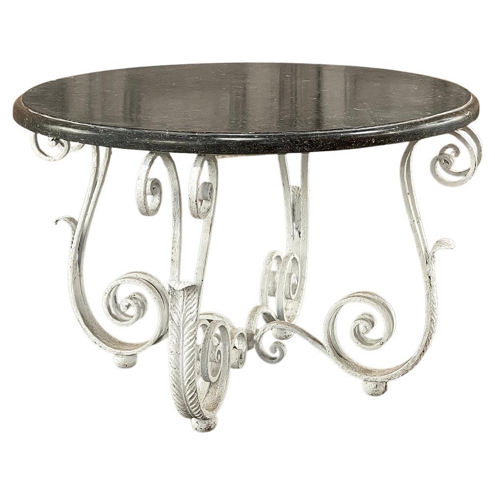 Table basse ronde ancienne en fer forgé peint avec marbre noir en vente