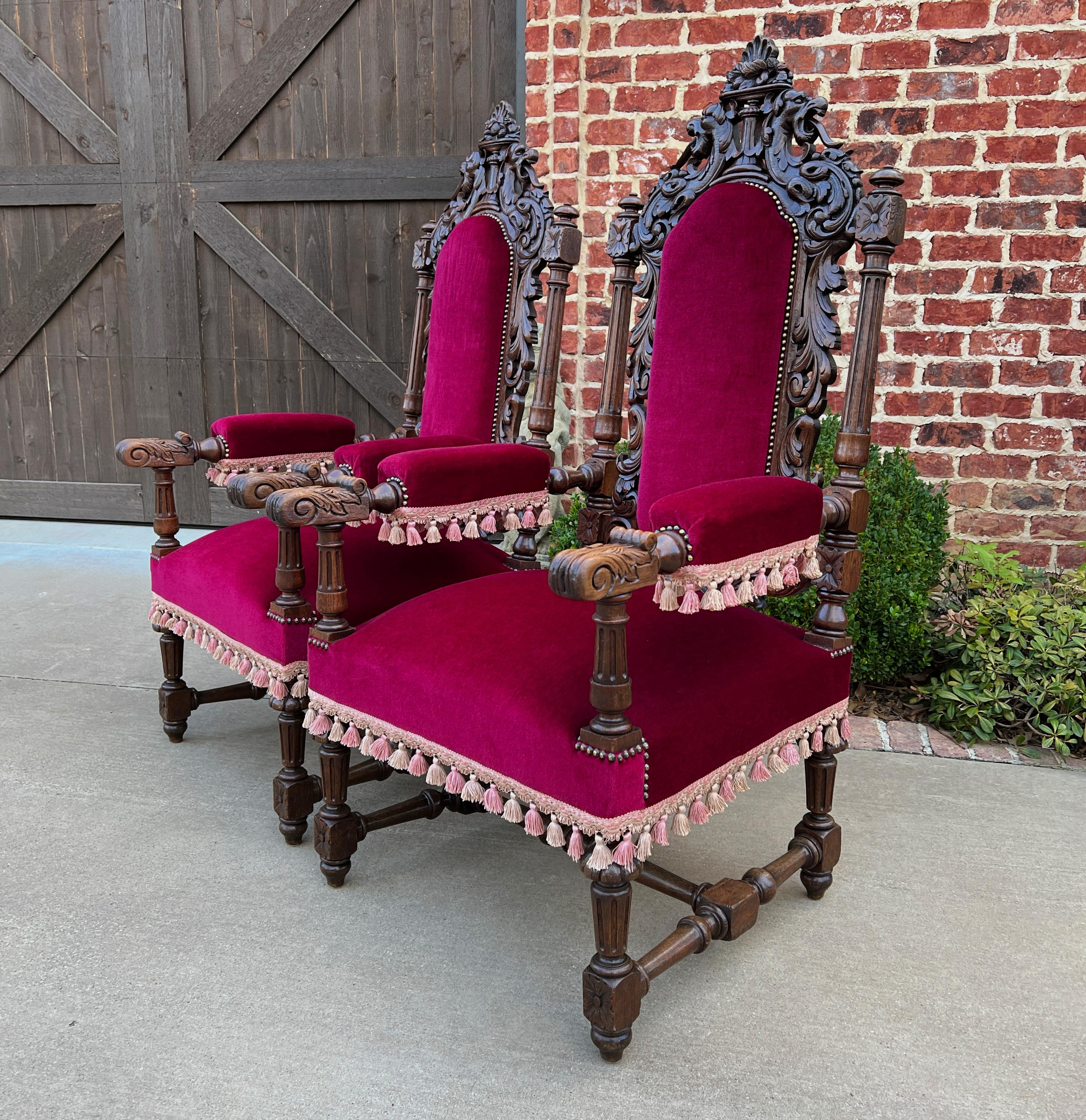 Néo-Renaissance Paire de fauteuils français anciens Fauteuils de salon Grande tapisserie rouge 19e siècle en vente