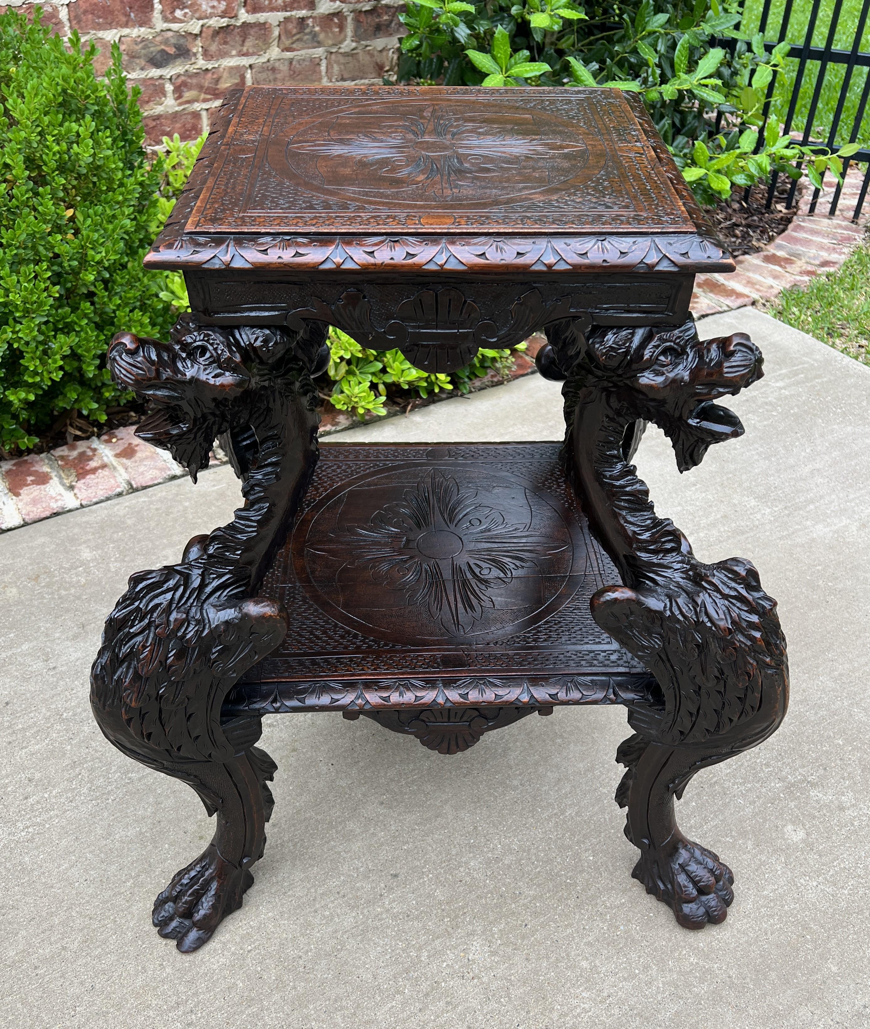 Antique Français PAIR Tables d'appoint Tables de nuit DRAGONS Chêne GOTHIQUE 19ème C en vente 1