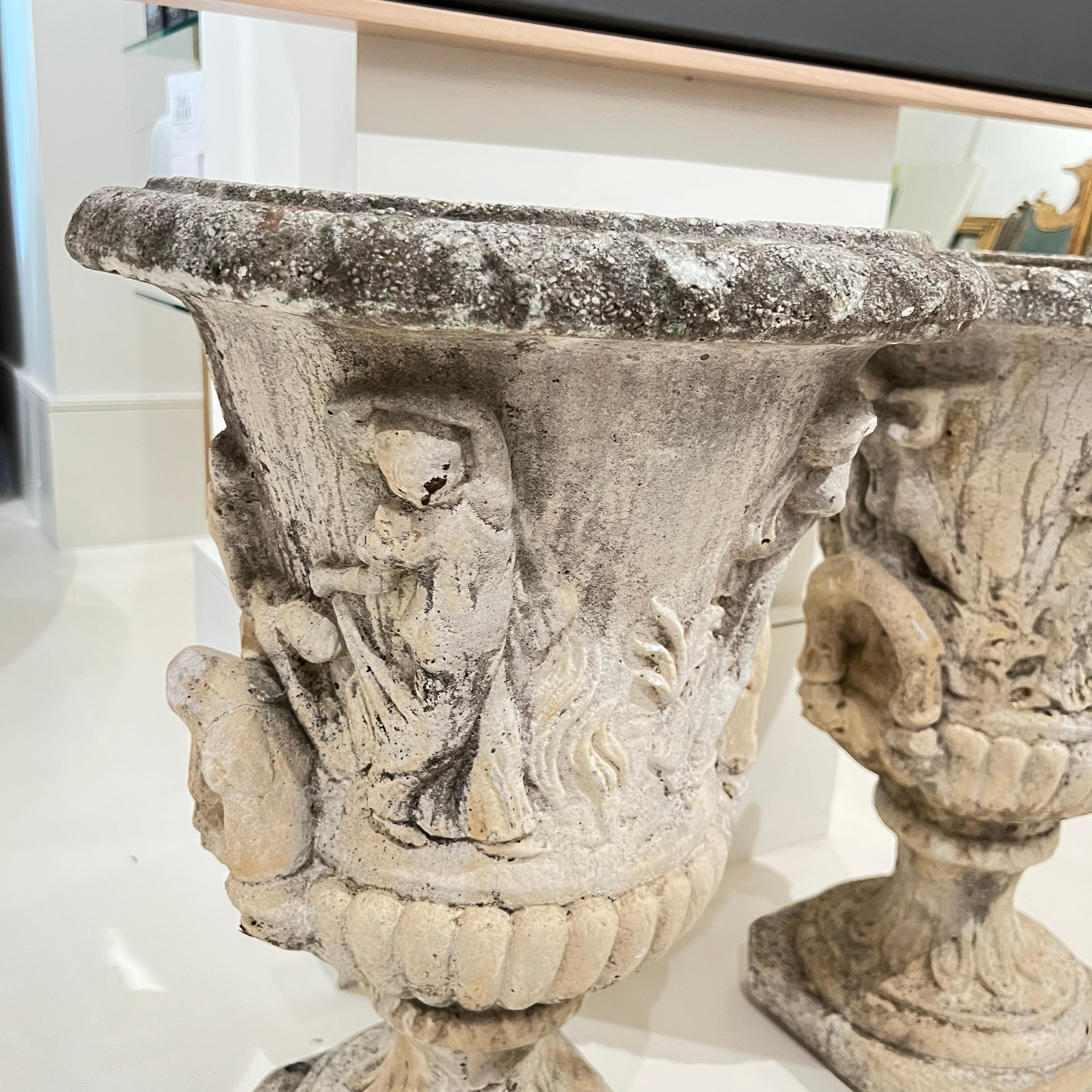 Néoclassique Antique French Paire de Jardinières en béton avec reliefs néoclassiques en vente