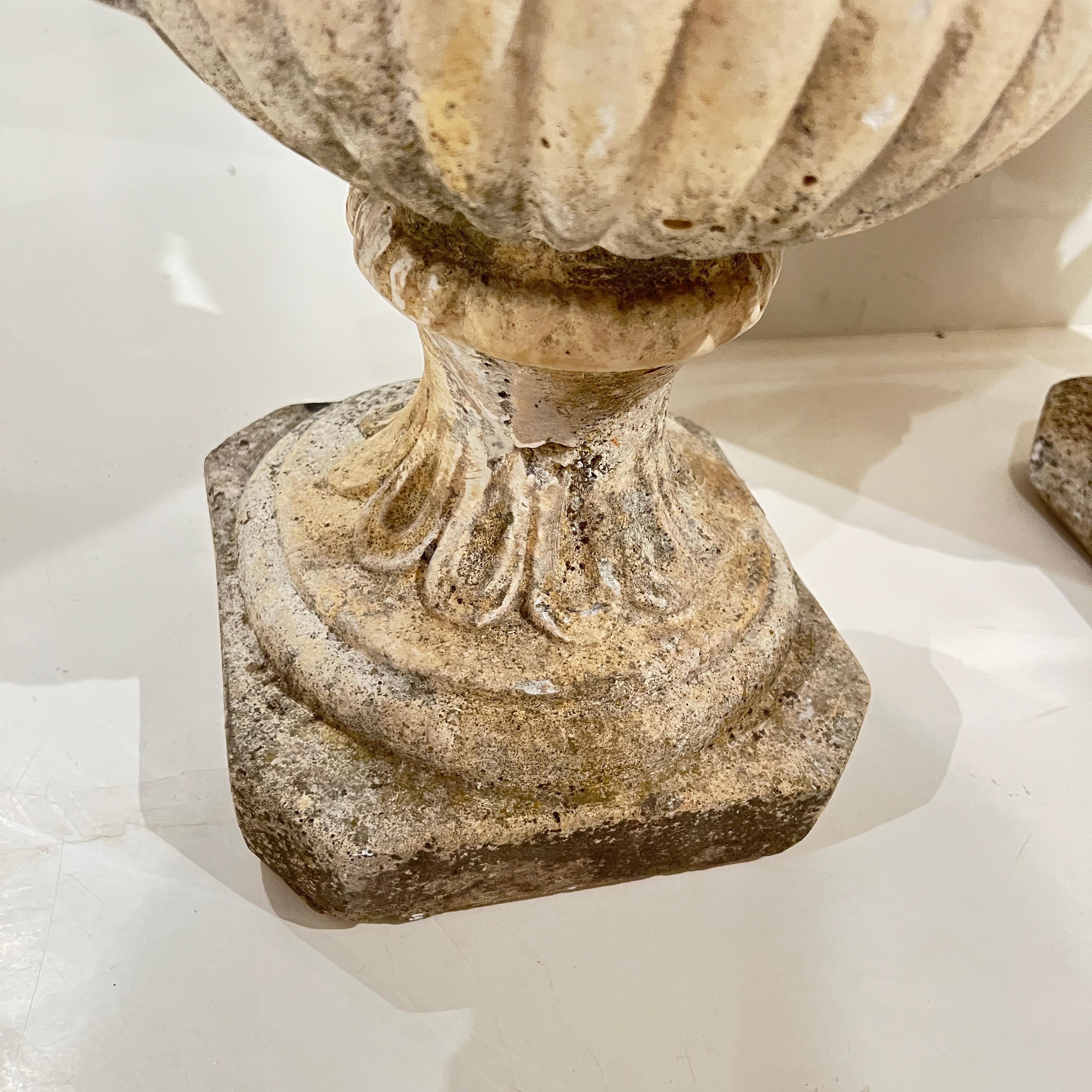 Français Antique French Paire de Jardinières en béton avec reliefs néoclassiques en vente