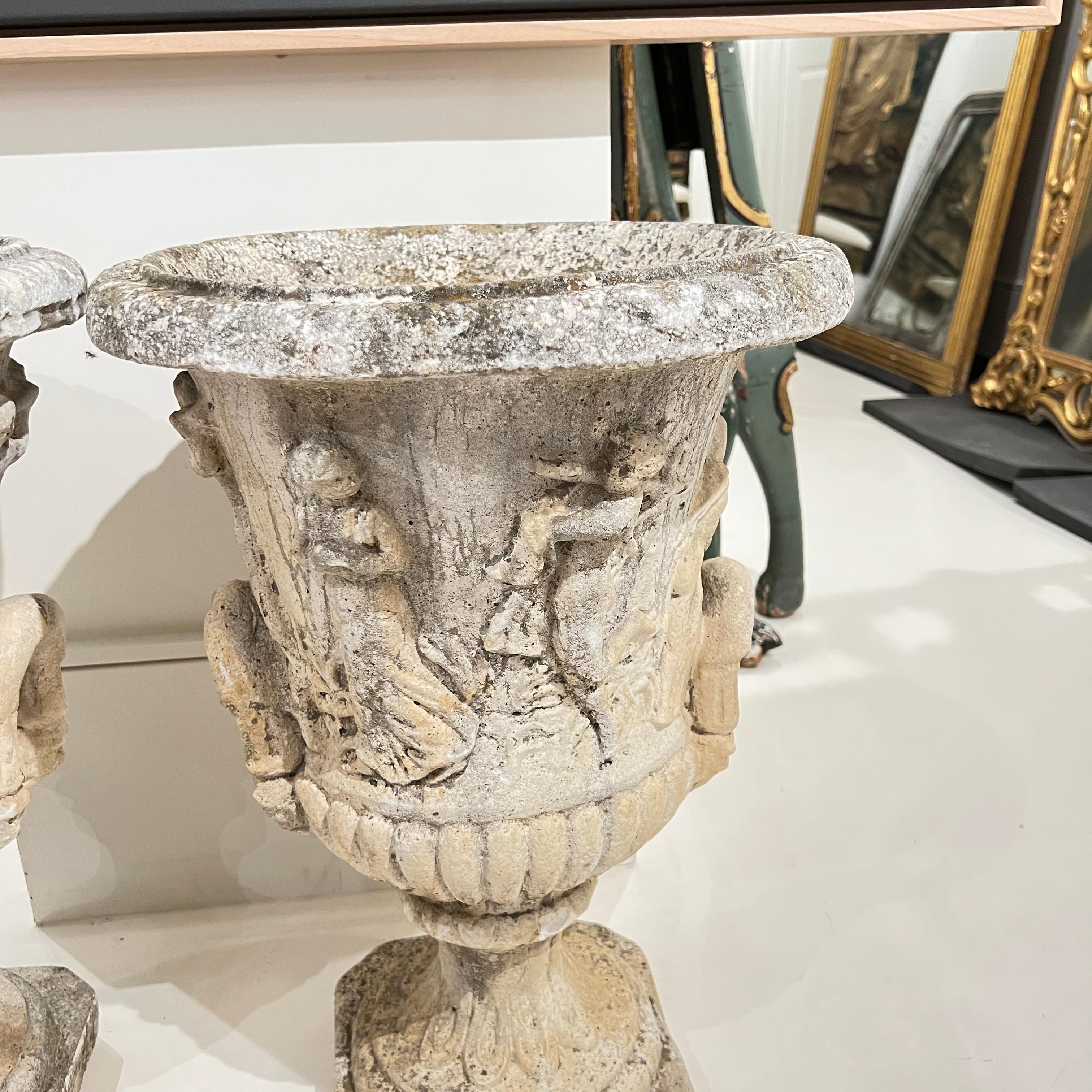 Moulage Antique French Paire de Jardinières en béton avec reliefs néoclassiques en vente