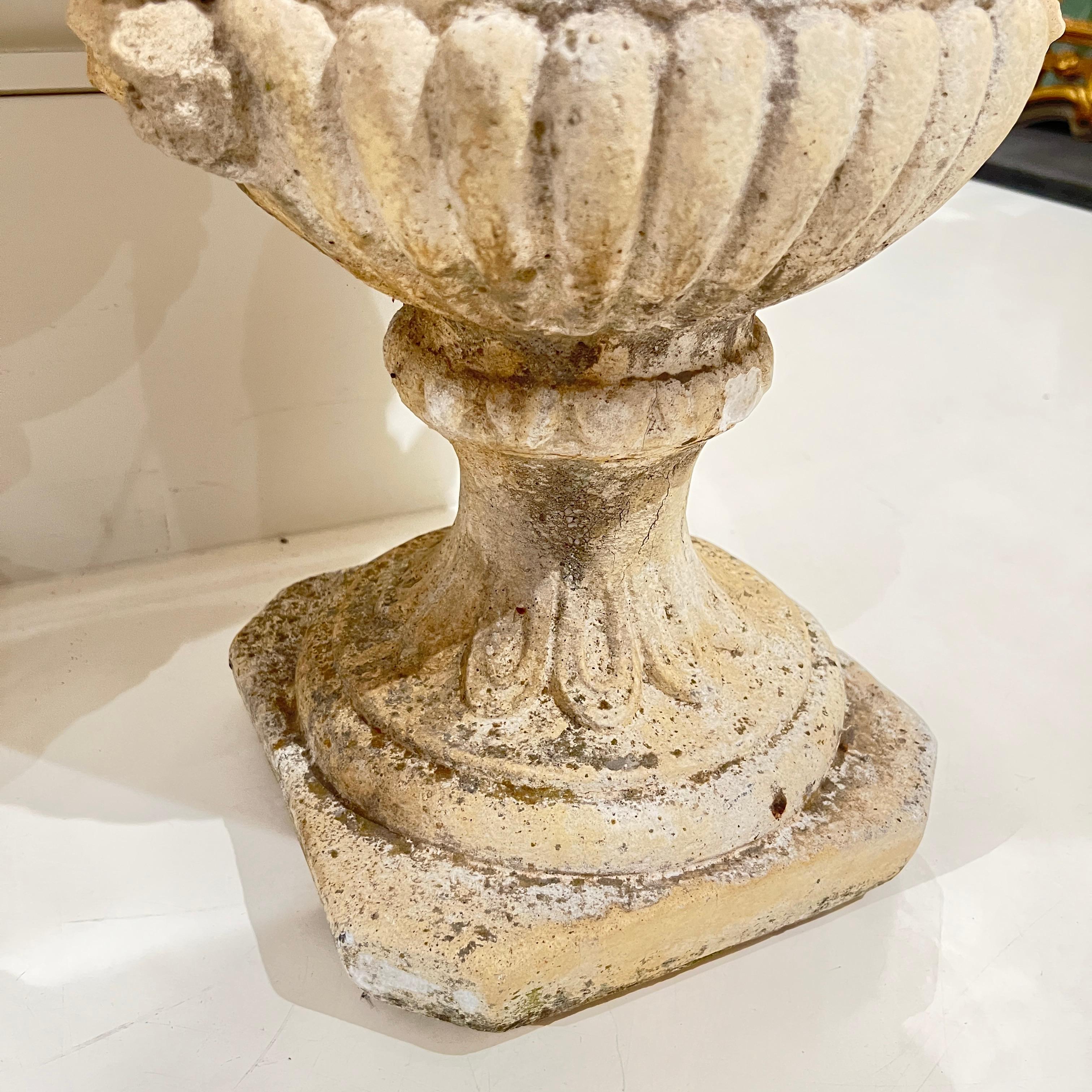 Antique French Paire de Jardinières en béton avec reliefs néoclassiques État moyen - En vente à New Orleans, LA