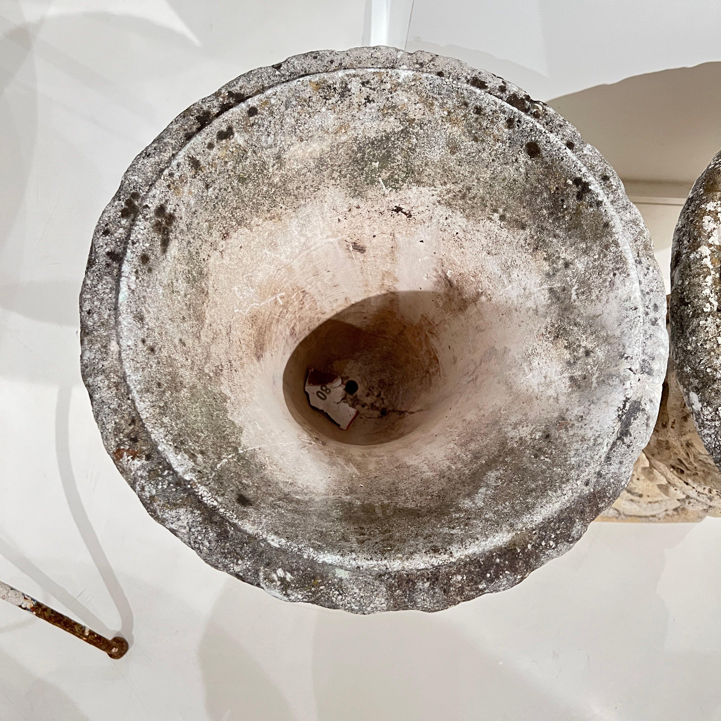 XIXe siècle Antique French Paire de Jardinières en béton avec reliefs néoclassiques en vente