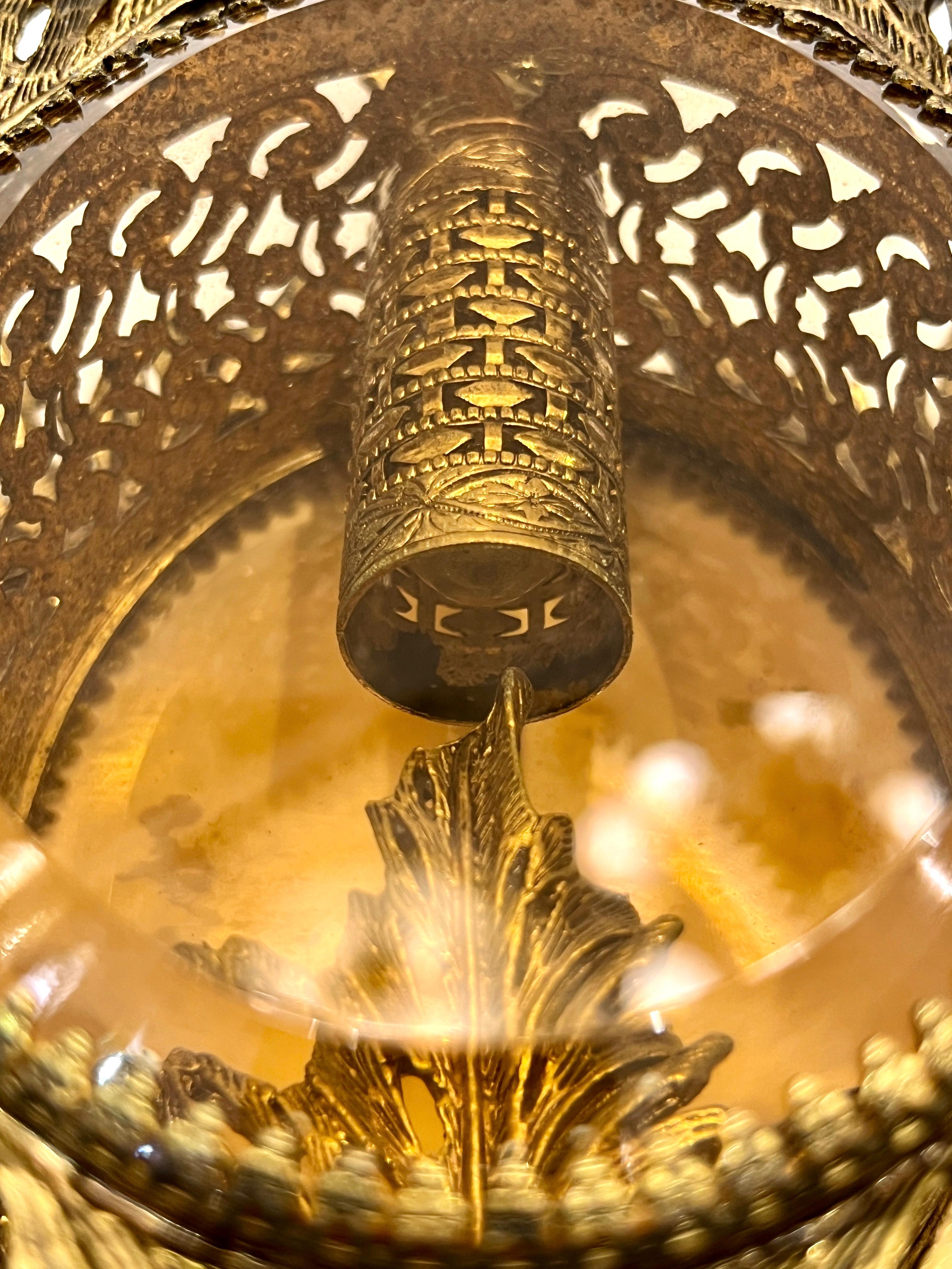 Paar antike französische Parfümflaschen aus vergoldetem Messing, filigran und Glas, Rokoko-Stil im Zustand „Gut“ im Angebot in New York, NY