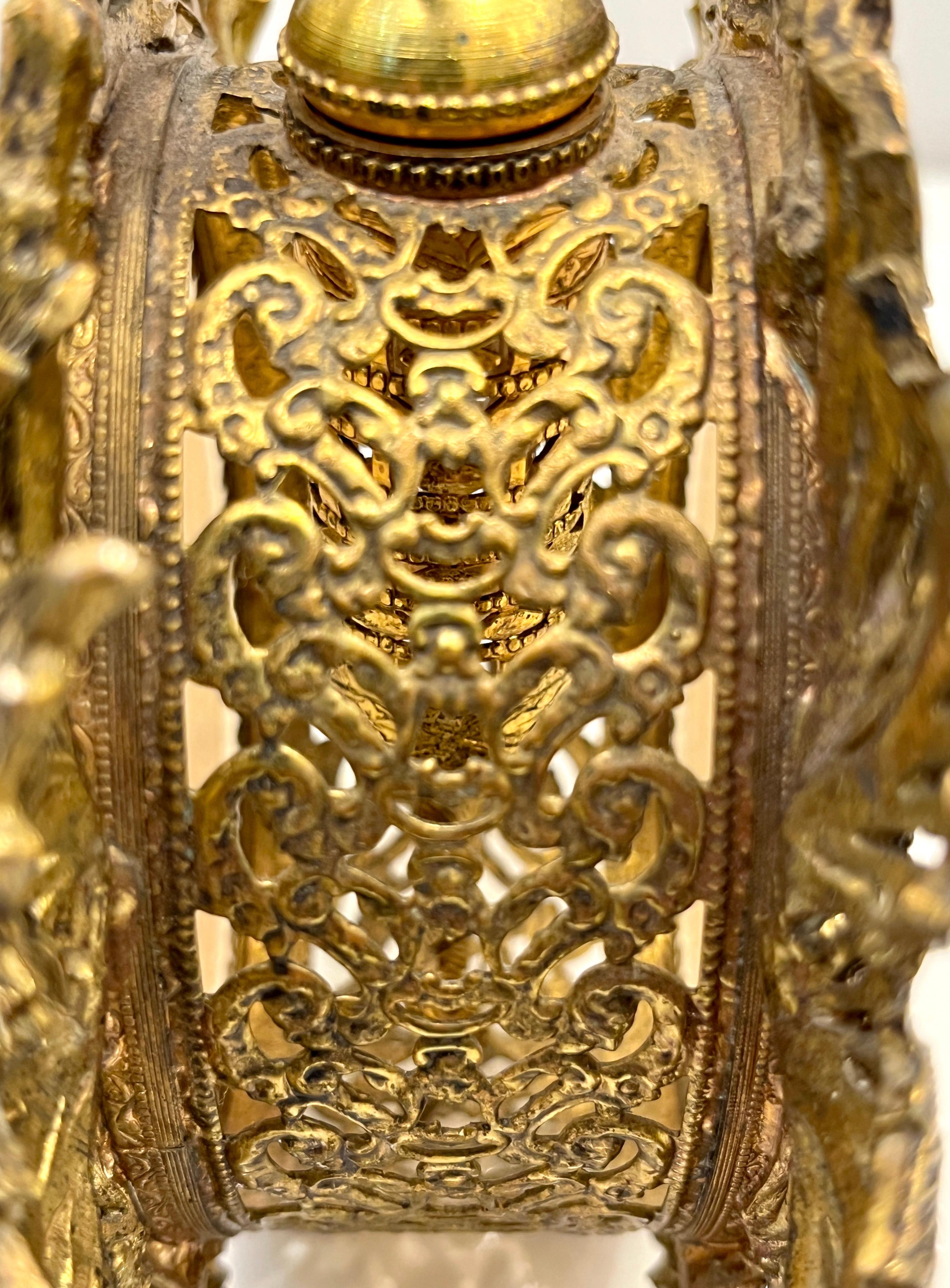 Paar antike französische Parfümflaschen aus vergoldetem Messing, filigran und Glas, Rokoko-Stil im Angebot 1