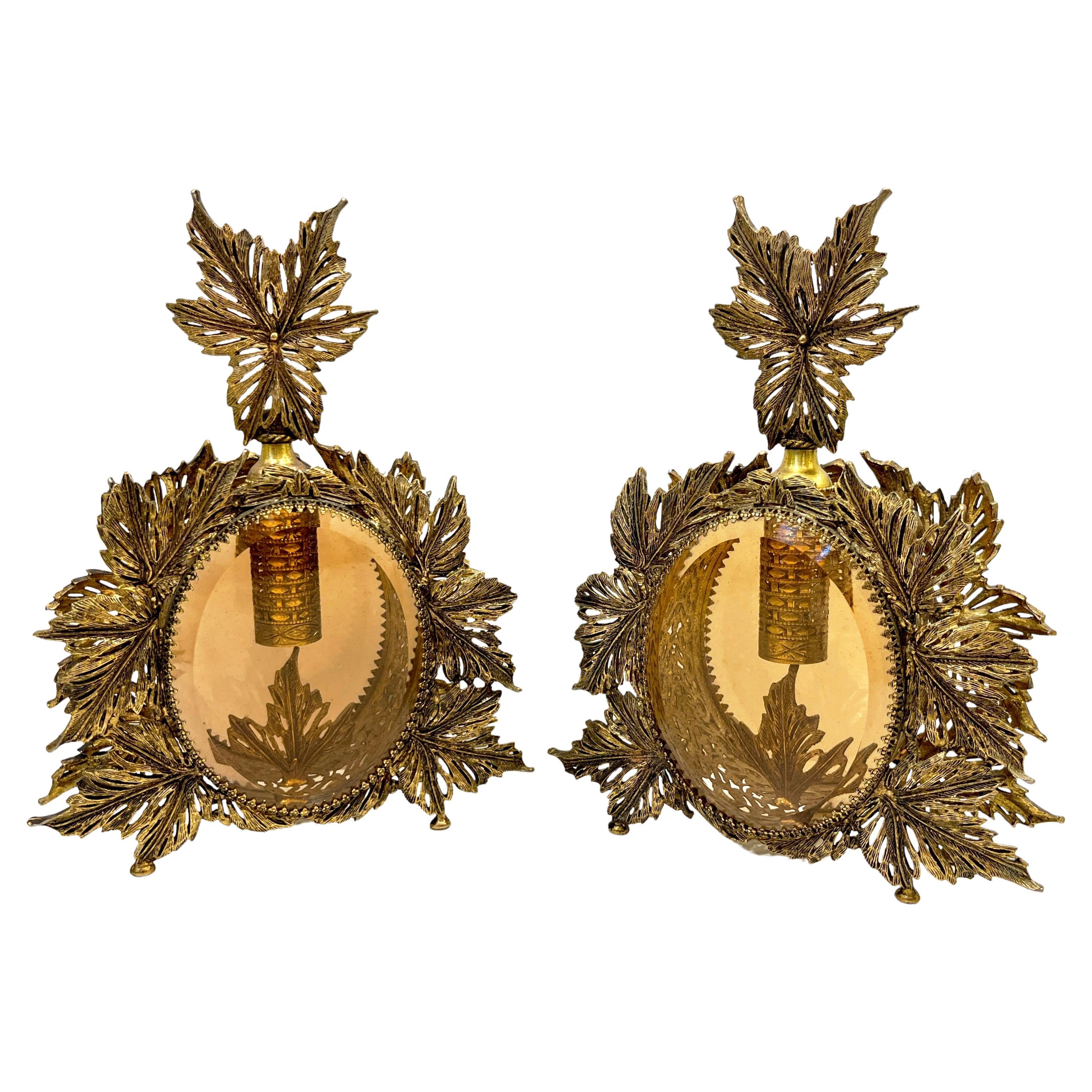 Antiguo par francés de frascos de perfume de latón dorado con filigrana y vidrio de estilo rococó