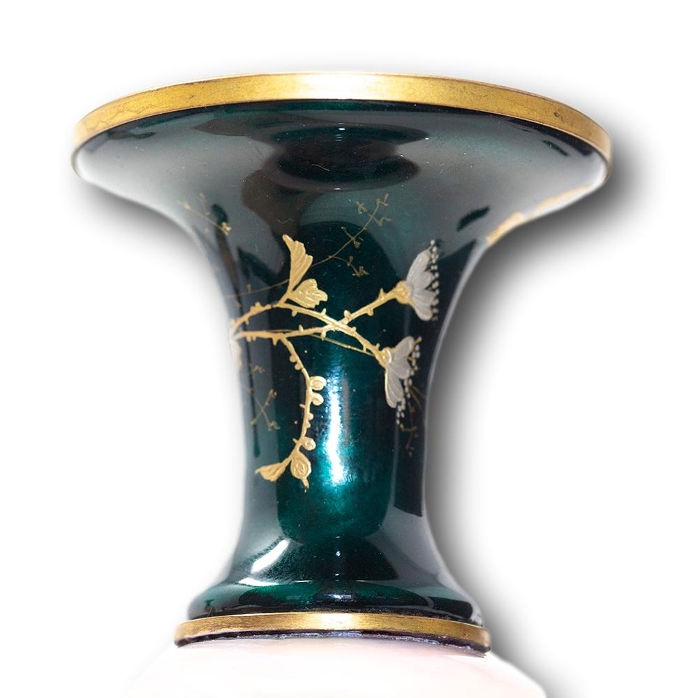 Paire de vases français anciens en émail de Limoges en vente 3