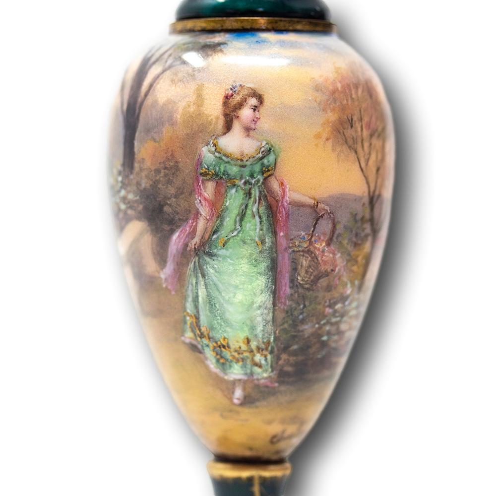 Paire de vases français anciens en émail de Limoges en vente 4