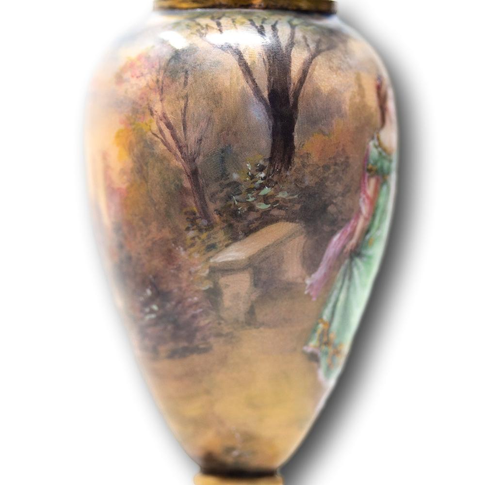 Paire de vases français anciens en émail de Limoges en vente 6