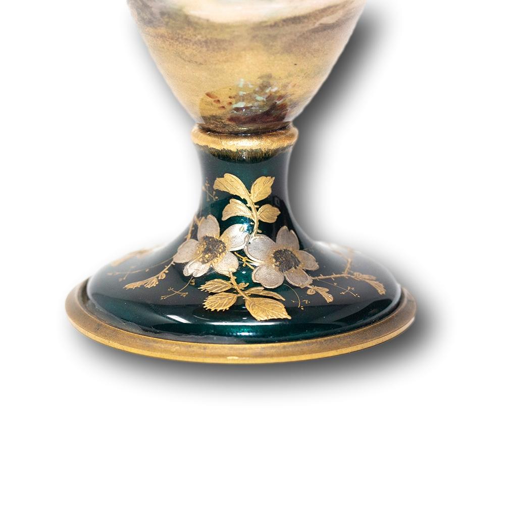 Paire de vases français anciens en émail de Limoges en vente 7